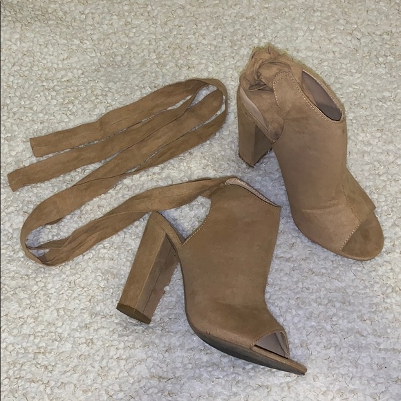 Tan heels - Picture 3 of 3